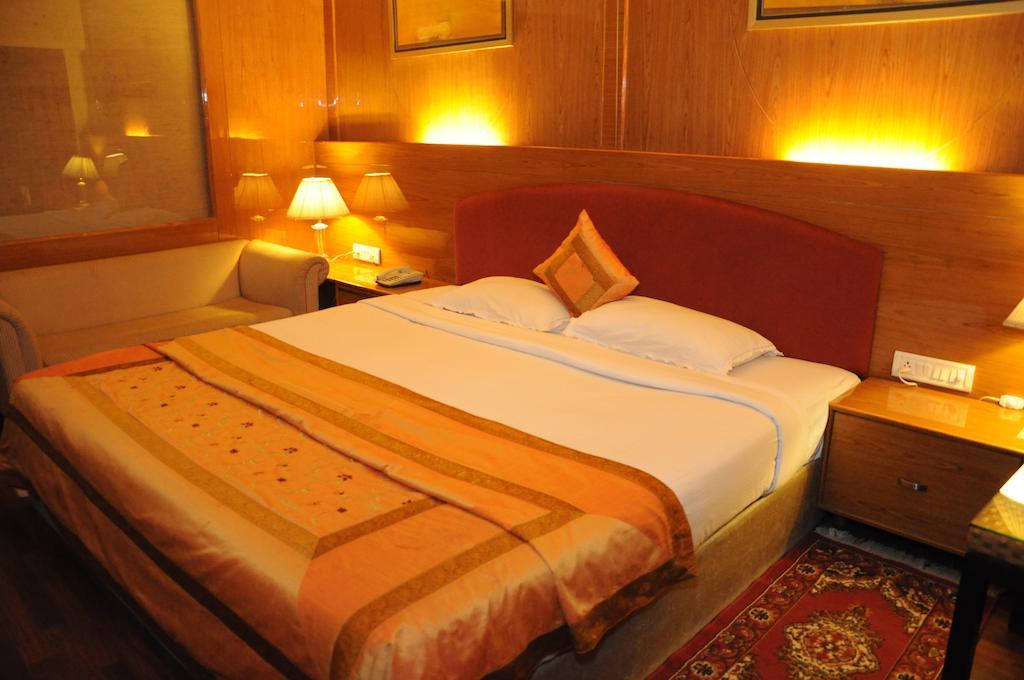 Meuse Jupiter Business And Luxury Hotel Nashik Rum bild