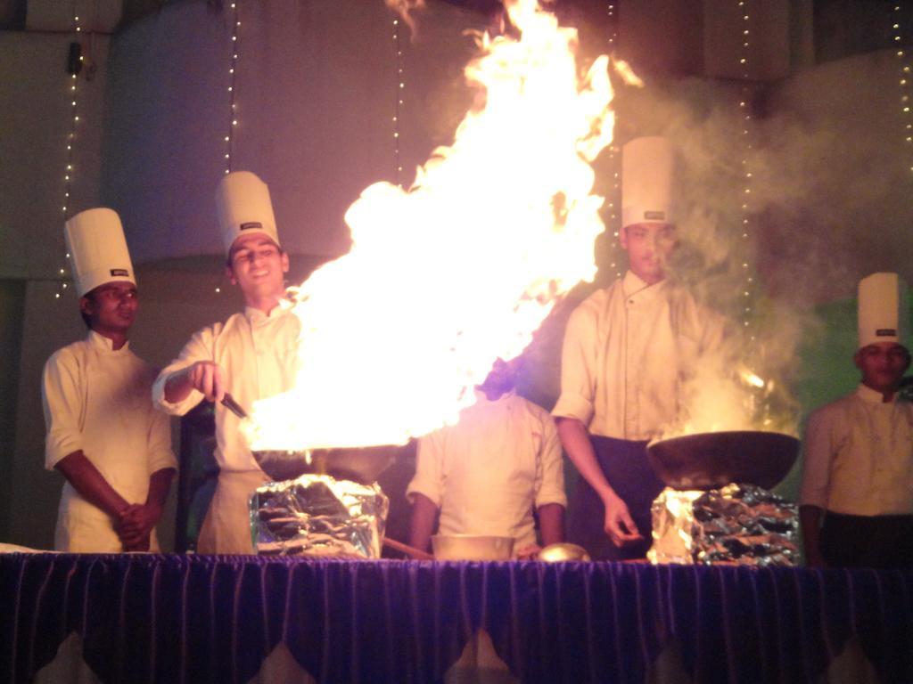 Meuse Jupiter Business And Luxury Hotel Nashik Exteriör bild